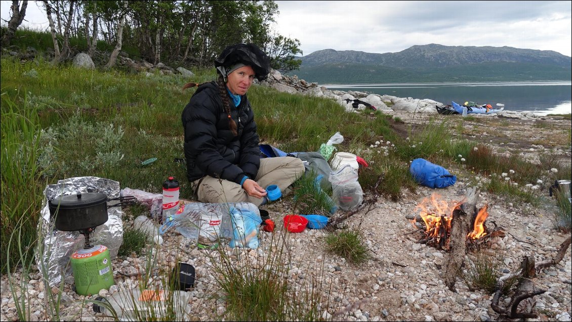 Nous faisons un petit feu pour éloigner moustiques et midges