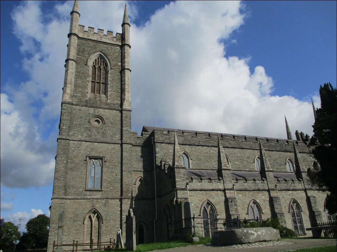 La cathédrale de la Sainte trinité à Downpatrick. St Patrick, St Brigitte et St Colomba y sont enterrés.