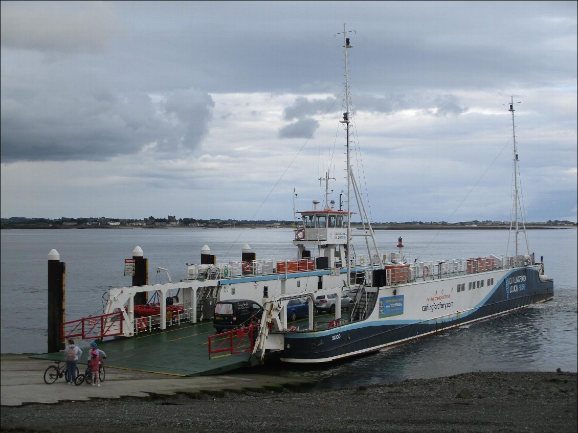 A Greencastle, je prends le ferry pour traverser Carlingford lough et repasser la frontiere. Bye bye Northern Ireland, welcome green Eire !
Du coup, je donne mes derniers pences à un petit garçon sur le bateau. Hop, in his bucket !