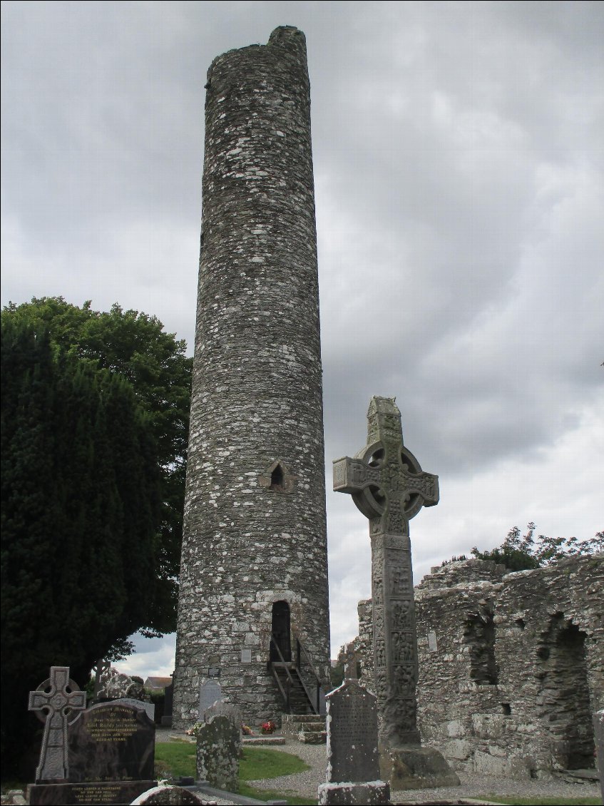 La tour ronde de Monasterboice et une de ses vieilles croix celtiques médiévales (sans doute du VIIIeme siècle)