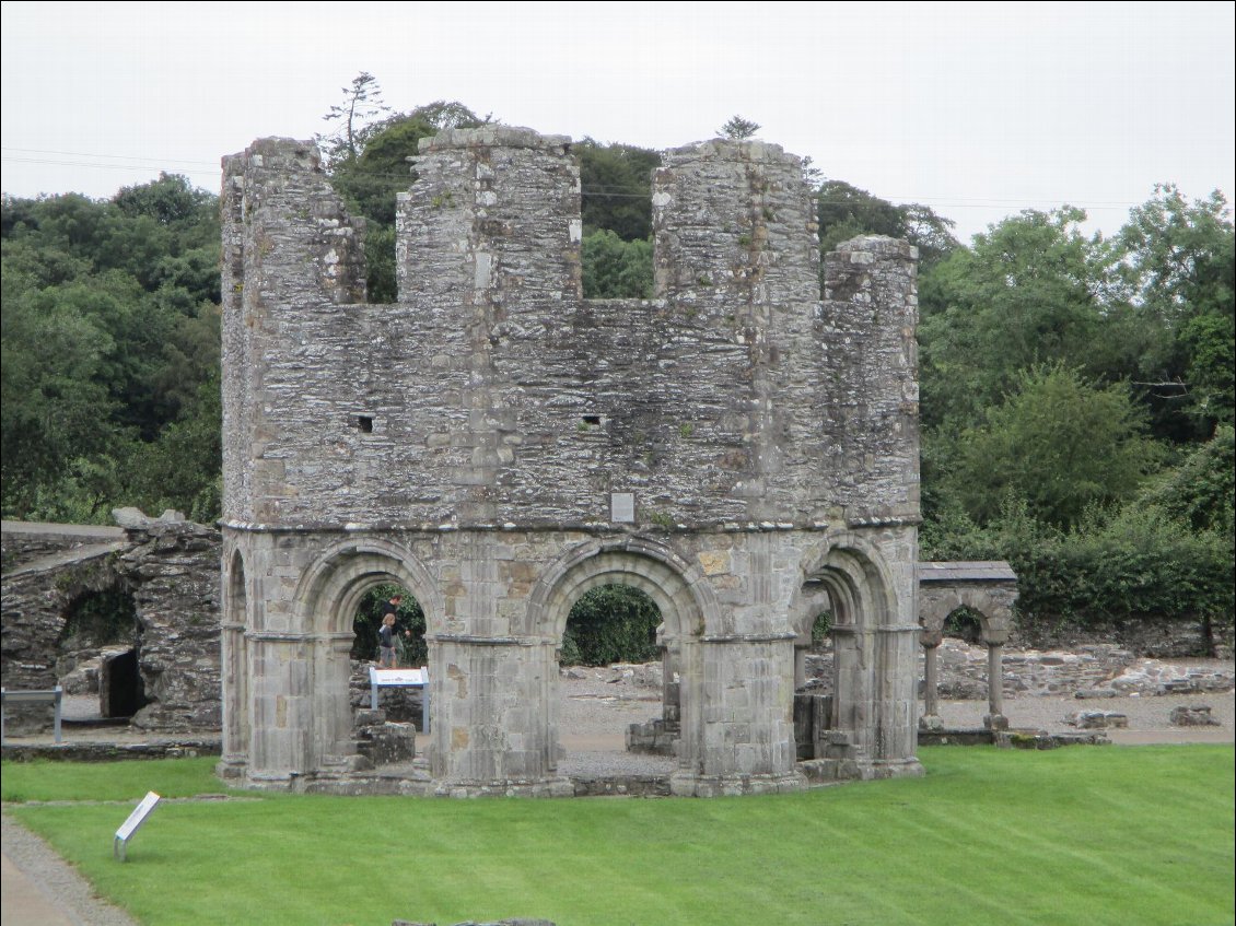 Autre petit détour vers les ruines de l'abbaye de Old Mellifont. C'est la 1ere abbaye cistercienne en Irlande. Ici ce qu'il reste du lavabo orthogonale.