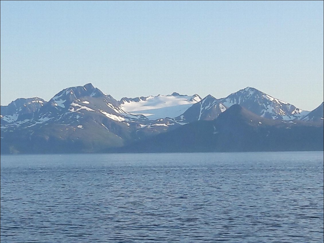 Vue des Alpes de Lyngen depuis le ferry