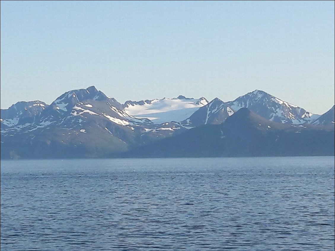 Vue des Alpes de Lyngen depuis le ferry