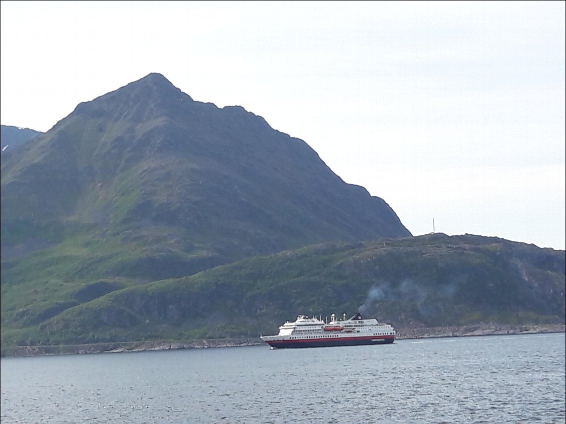 Arrivée du Hurtigruten à Oksfjord