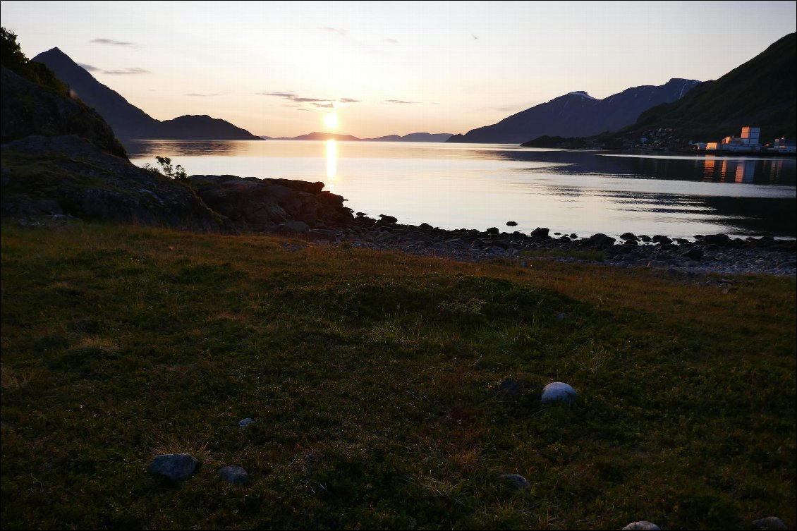 Dernier soleil de minuit à Oksfjord