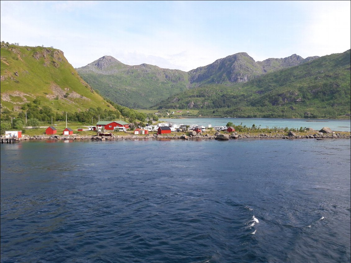 Depuis le Hurtigruten, nous découvrons quelques petits villages loin des gros axes routiers.