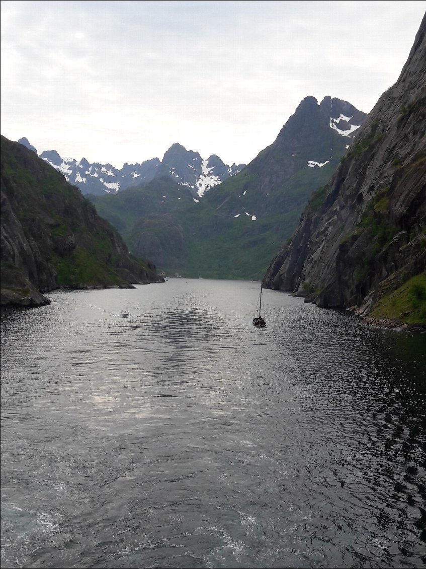 Les parois se resserrent dans le Trollfjorden