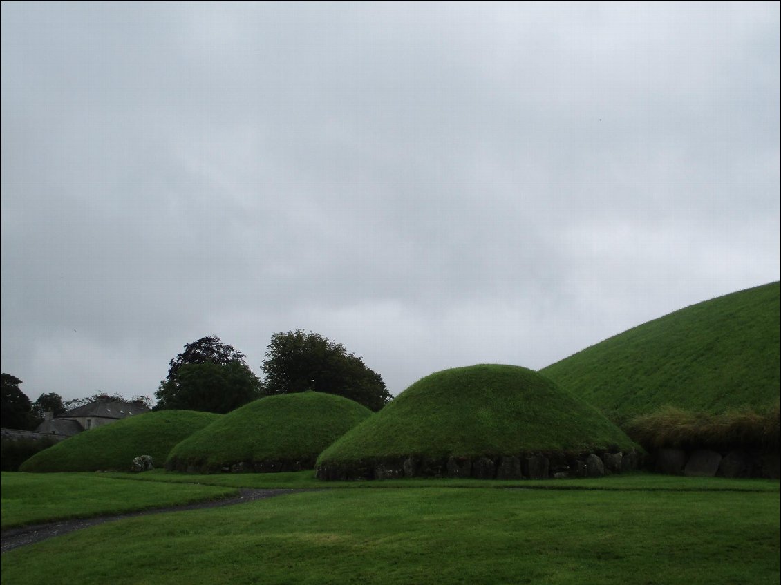 Le tumulus de Knowth entouré de plusieurs petits.