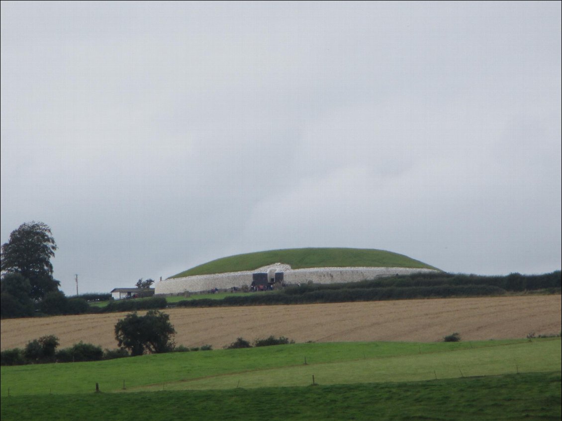 Le tumulus de Newgrange datant de 3200 av JC.