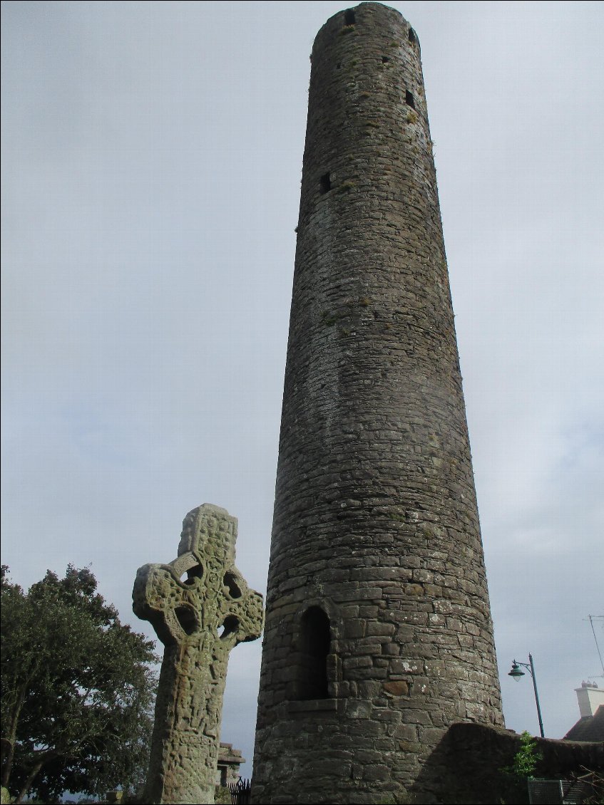 La tour ronde de Kells.
A l'office de tourisme, on peut voir une reproduction du livre de Kells, le vrai est à Dublin. Sur un écran, quelques pages sur lesquelles on peut zoomer. Superbes enluminures ! Quelle finesse dans le trait.
