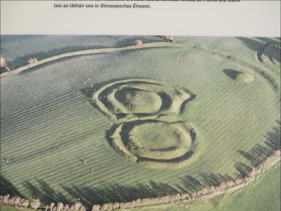 Une partie du site vue d'en haut.
Les textes médiévaux racontent que Tara était la résidence des rois suprêmes (Ard ri Erenn) conseillés par les druides.
C'est aussi ici que St Patrick aurait expliqué la sainte trinité, l'illustrant d'un trèfle, au roi Loegaire et l'aurait ainsi convaincu de se convertir.