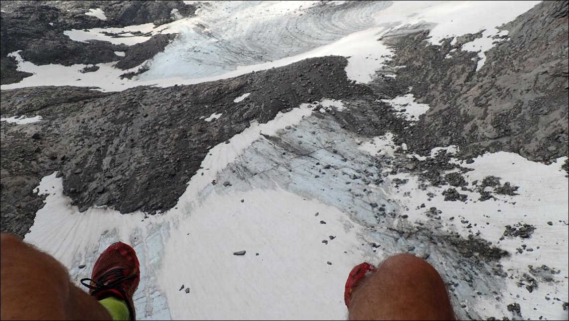 Survol du petit glacier juste en dessous