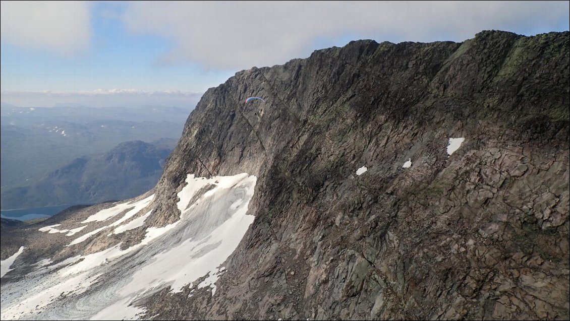 Johanna au-dessus du glacier peu après son décollage