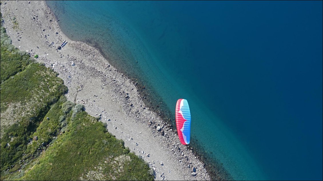 La tente et les kayaks tout en bas !