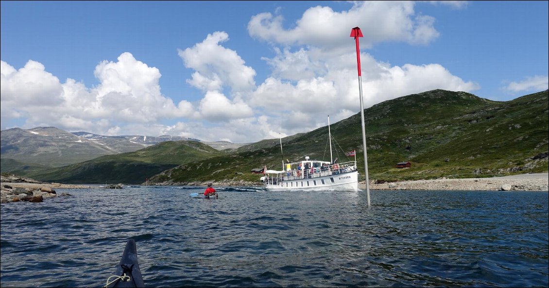 Presque à l'extrémité est du lac, nous croisons le fameux Bitihorn, qui effectue 3 rotations par jour en été, pile dans l'étroiture du lac. Si nous avons bien compris, le Bitihorn effectue ses rotations depuis 1905 !