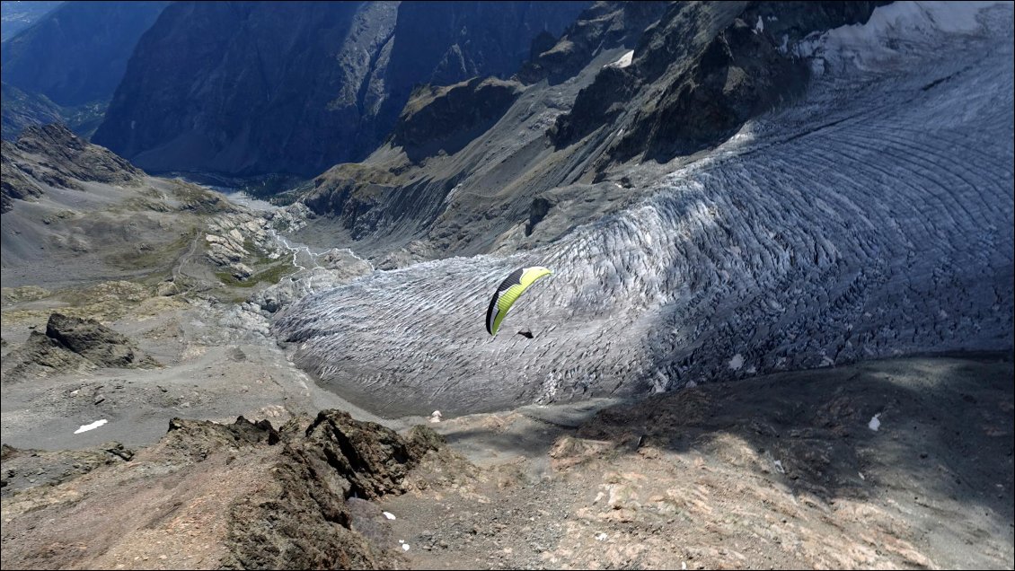 Le bas du glacier Blanc vu du ciel (tout en bas dans l'ombre, le Pré de Madame Carle), septembre 2018
Photo : Carnets d'Aventures