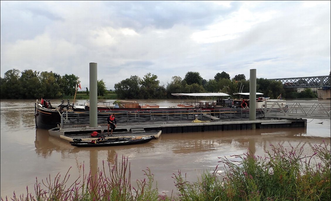 Notre 1er ponton à Brannes. Il y a de l'eau et les gens nous donnent le code pour le portillon. Dans la péniche, il y a un jacuzzi ...