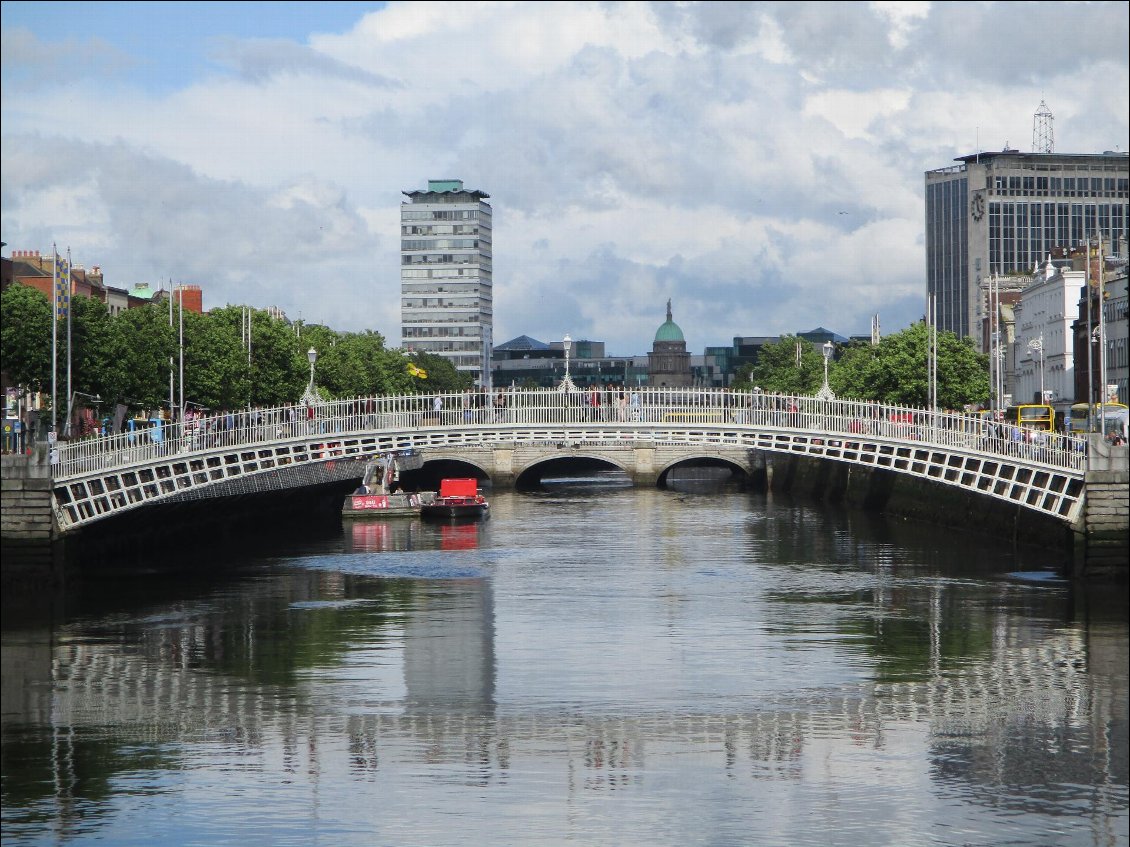 Ha'penny bridge. A l'origine cette passerelle se nommait Wellington bridge et il fallait payer un demi penny pour la traverser, half penny, d'où son surnom.