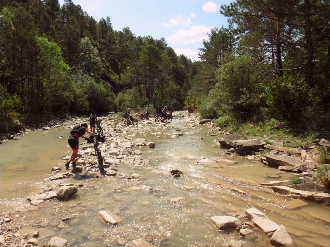 Piste immergée ou rivière caillouteuse?