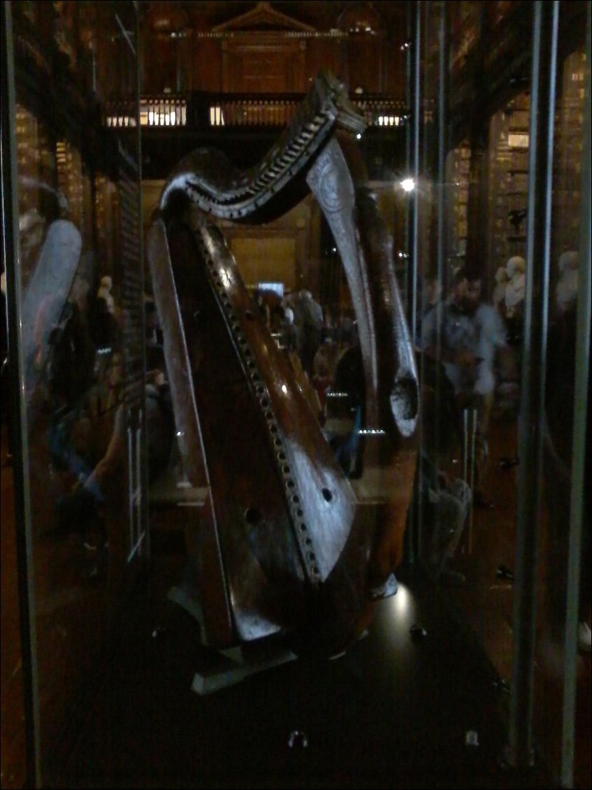 La harpe Guinness : symbole nationale de l'Irlande. Ou inversement. C'est une des 3 harpes gaeliques, celle-ci est appelée harpe de Brian Boru (14 ou 15 ème siècle)