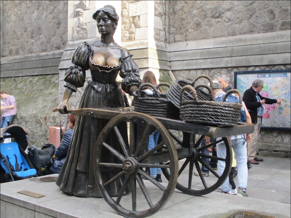 Cekidonc ?
Molly Malone la belle poissonnière ! À la base c'est une chanson qui est devenue l'hymne de Dublin.