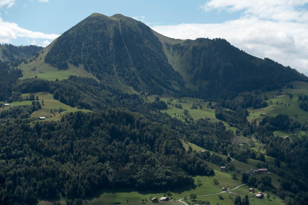 Mais c'est que c'est très vert dans les Aravis. Ici en redescendant du col de la Croix Fry, vers Manigod.