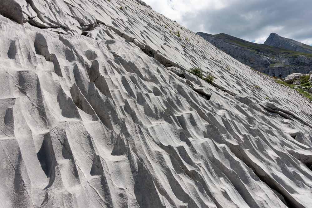 Rocher sculpté, classique dans les Aravis !