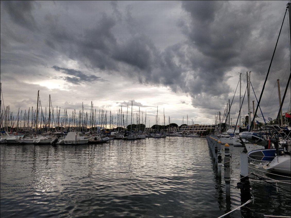 Le Grau du Roi. J'y retrouve mes hôtes WS de la veille lors d'un festival très sympa, eux sont venus faire un weekend bateau.