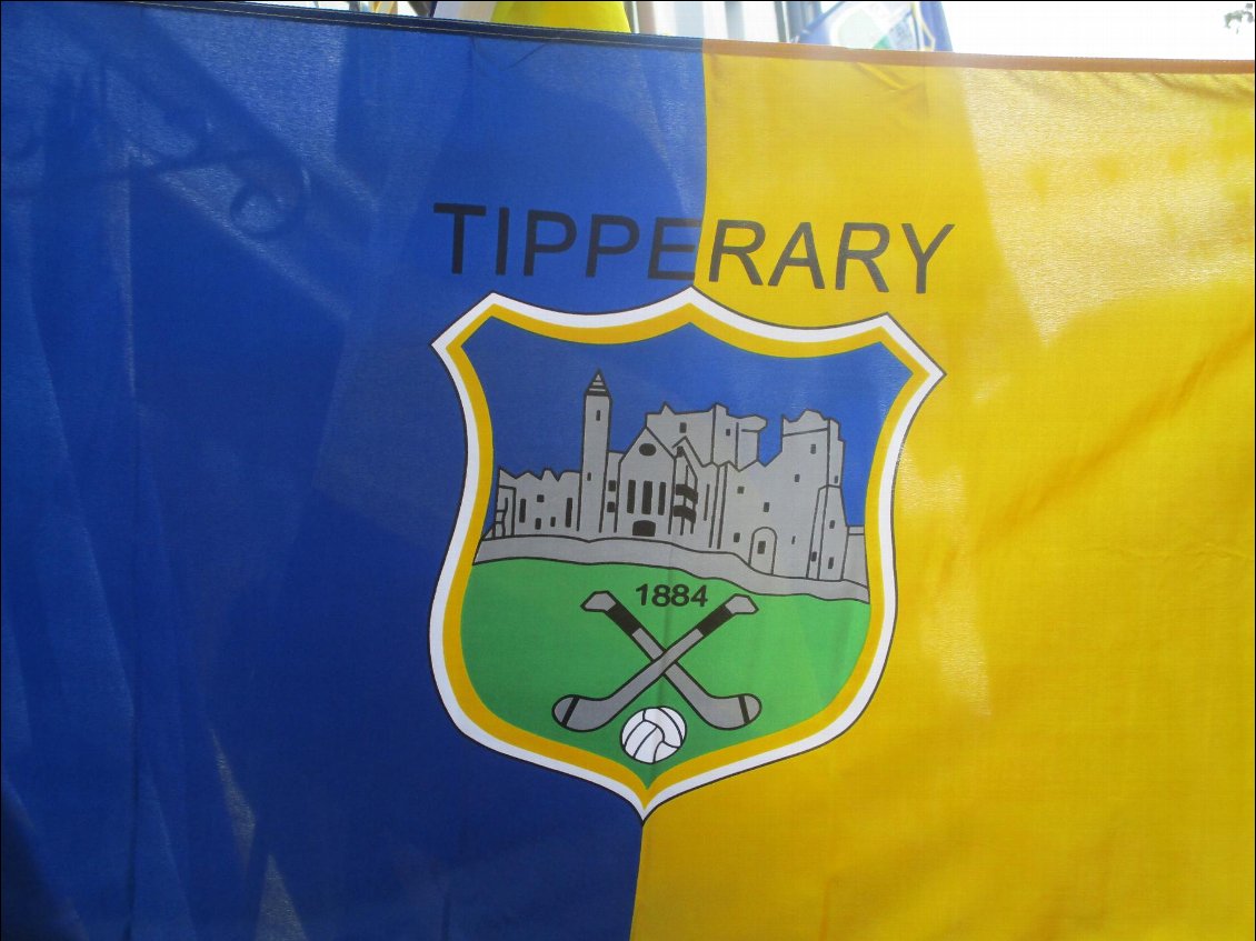 Finale du championnat d'Irlande de Hurling. Kilkeny contre Tipperary. Le pub est plein à craquer, j'ai révisé les règles du jeu sur internet (c'est une soule avec des battes) et j'ai bien une pinte de bière. I'm ready !
Résultat : Tipperary écrase Kilkeny.