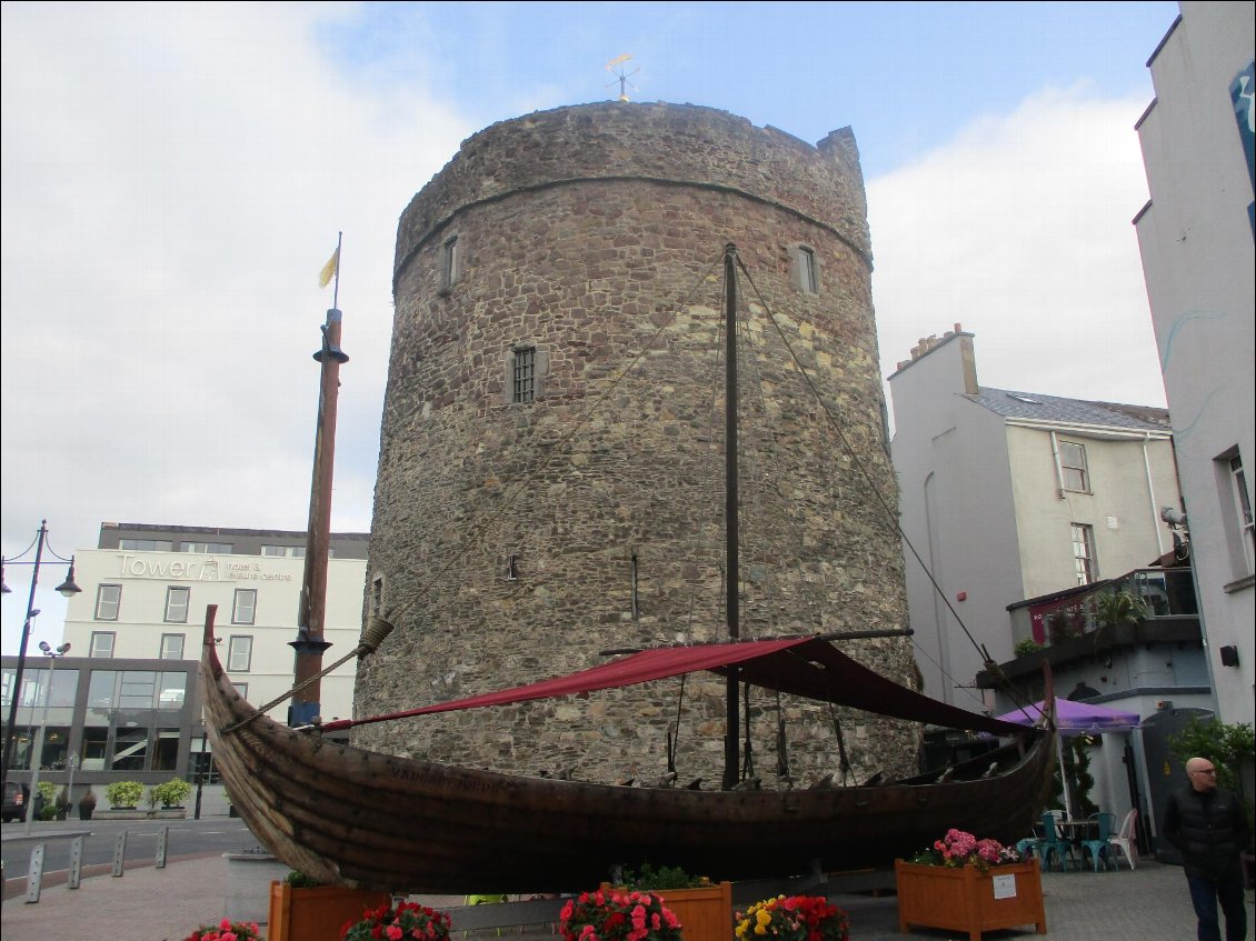 La tour Reginald avec une réplique de bateau viking. Construite par les anglo-normands sur des anciennes fortifications vikings, puis intégrée dans les remparts de la ville.