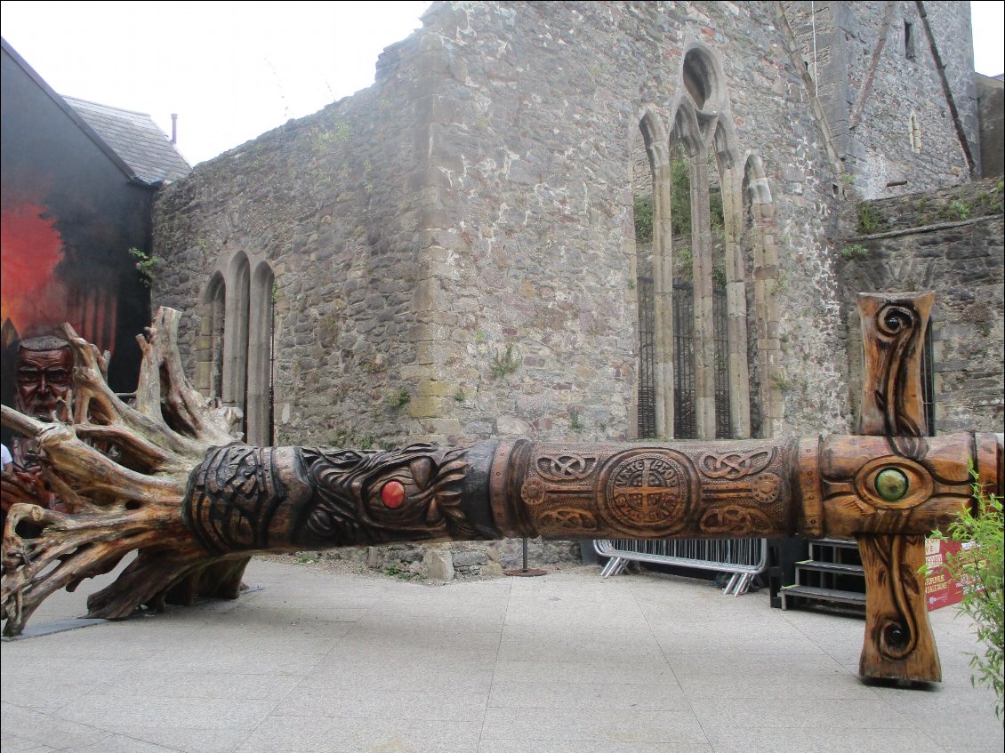 Cette sculpture d'un arbre Douglas mesure 23 m de long et représente une épée viking gravée du récit des guerriers normands arrivés en Irlande.