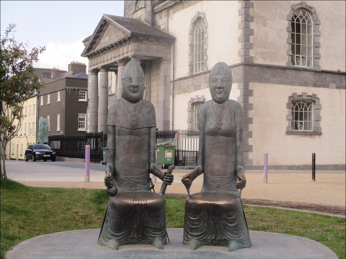 Cékidonc ?
Le mariage entre Strongbow (à gauche) et Aoife (à droite). Mariage qui changea le cours de l'Histoire Irlandaise.
En 1167, Dermot, un des rois d'Irlande perd son titre et va chercher de l'aide en Angleterre. Il finit par s'allier Richard de Clare surnommé Strongbow en lui promettant la main de sa fille Aoife. Celui-ci attaque Waterford et défait les ennemis de Dermot. La ville est prise par les anglo-normands. Chose promise, chose dûe, le mariage de Stongbow et Aoife est célébré immédiatement en 1170. A partir de ce jour, les destins de l'Irlande et de l'Angleterre seront irrémédiablement liés.