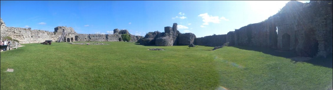 Enceinte du château de Pevensey.