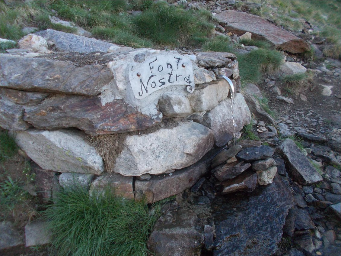 Une jolie fontaine aménagée dans la montée du Canigou.