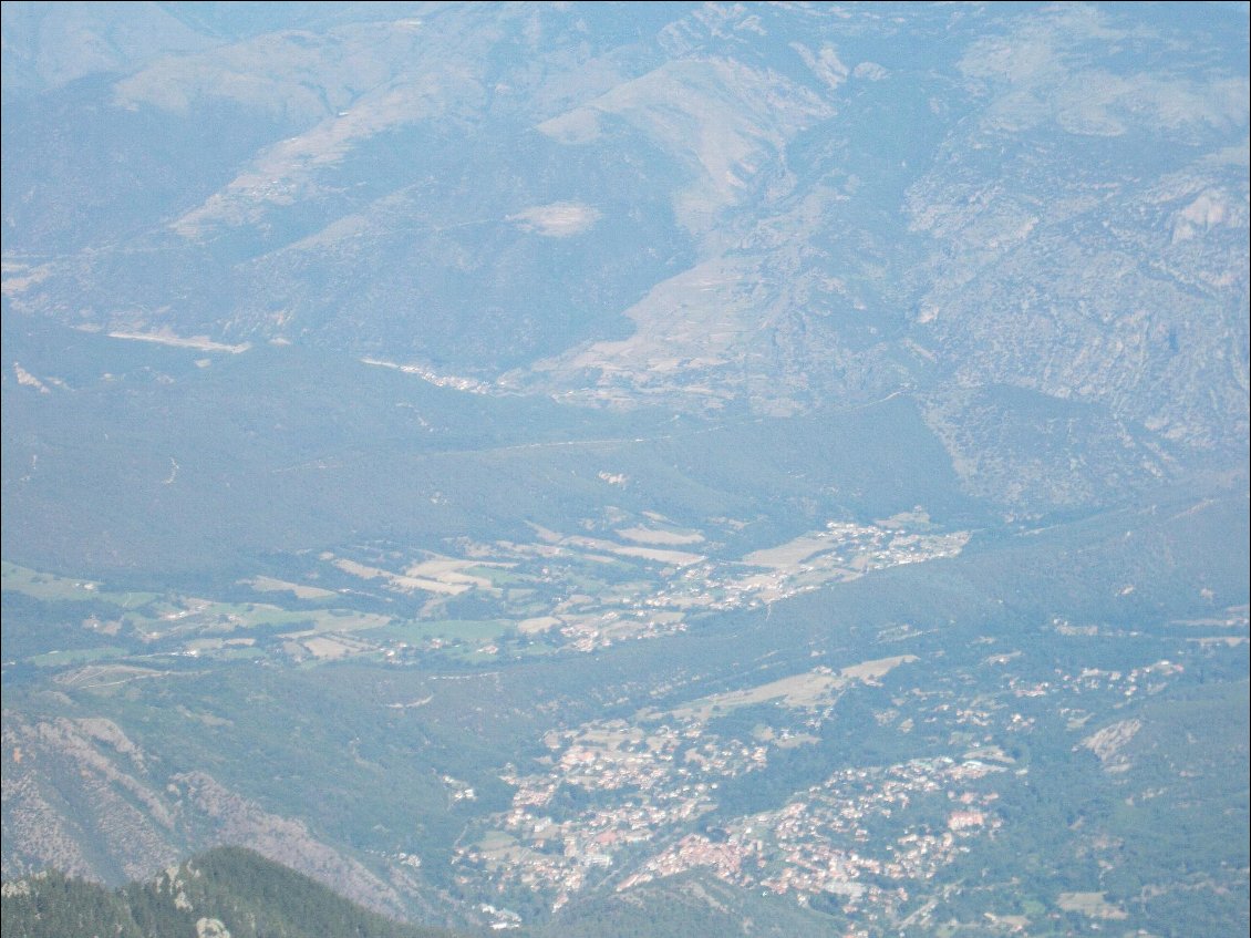 Vernet-les-Bains dans la brume de chaleur.