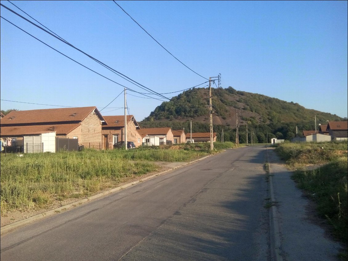 Début du bassin minier avec terrils et cités d'antan.