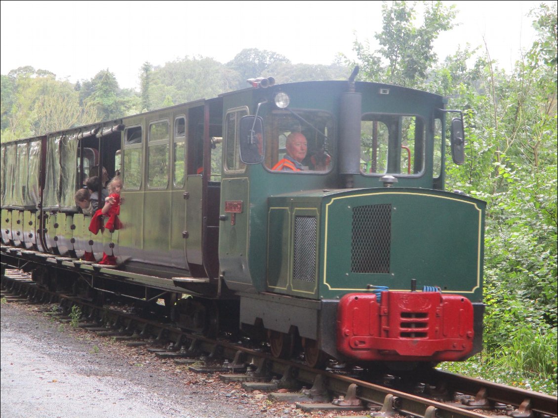 - Tchou, tchou !
Un petit train touristique sur la voie verte.