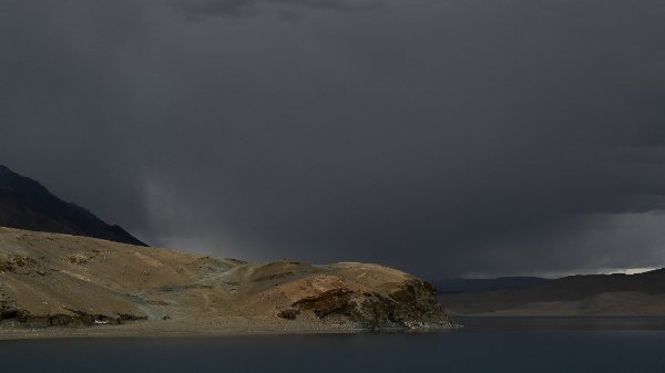 Quand la lumière joue entre ciel et lac