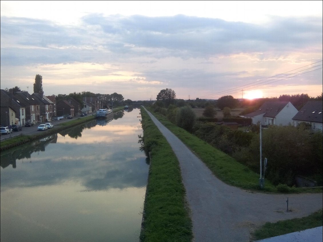 Coucher de soleil sur le canal à Ternier