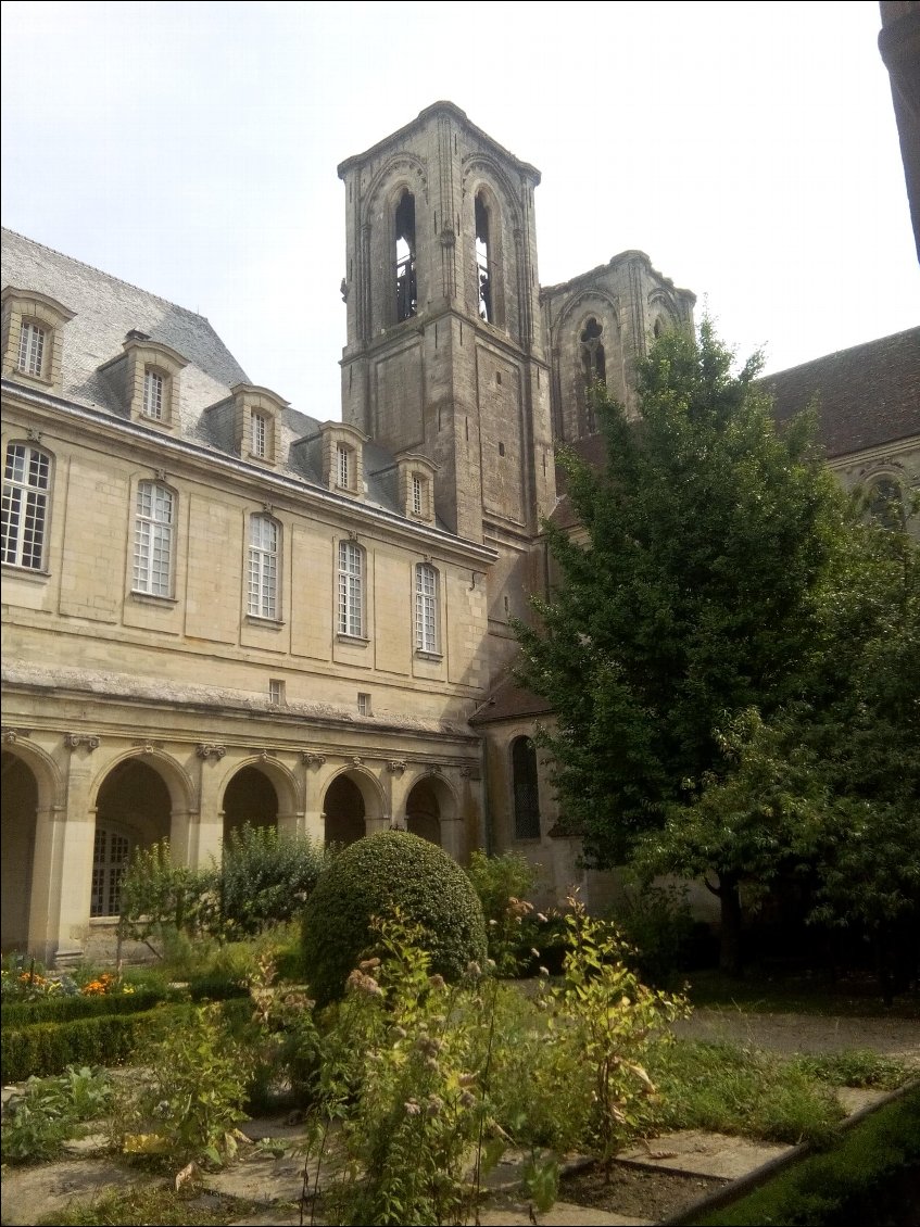 Abbaye et cloitre de Laon.