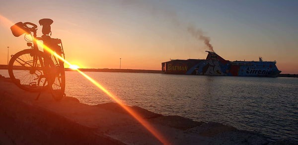 La dernière soirée passée sur le port de Porto Torres nous offre le plus beau coucher de soleil de notre voyage. Nous regardons avec nostalgie les ferries rentrer au bercail ...