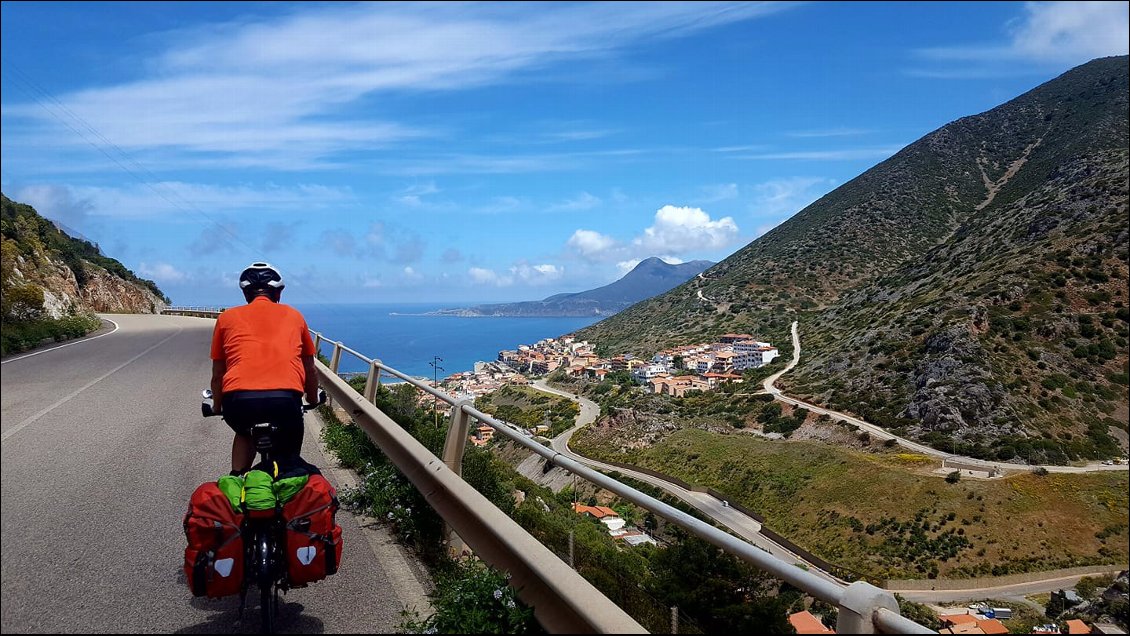 Après une côte coriace sous un soleil de plomb, nous admirons la baie de Buggerru coincée entre mer et montagnes