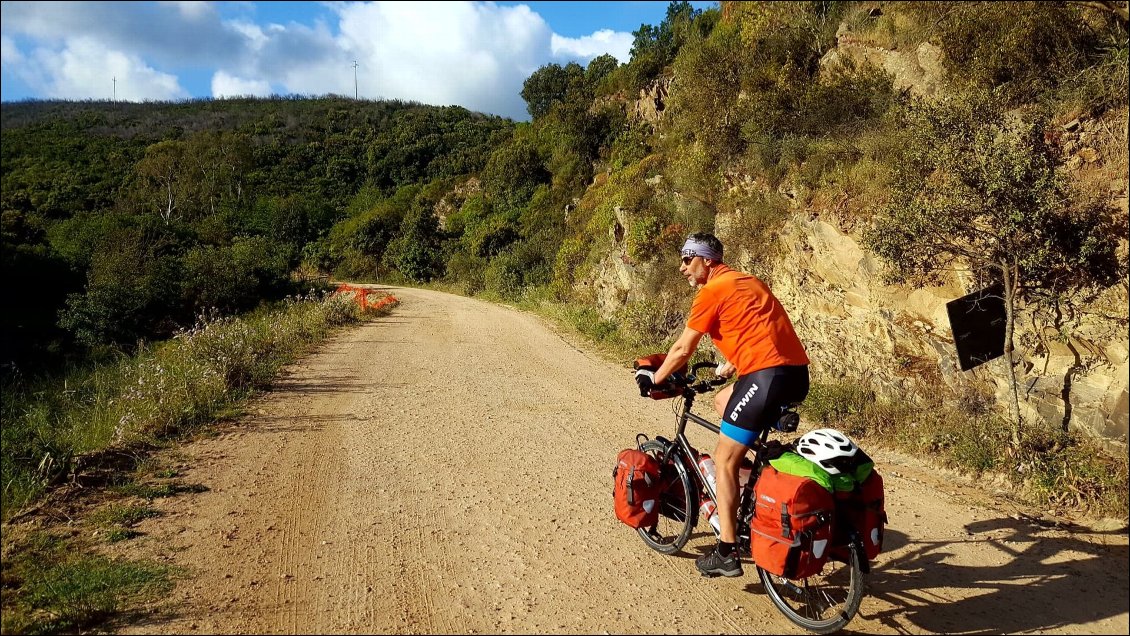 Papa sur les chemins caillouteux de la SP4 au départ d’un nouveau jour ensoleillé