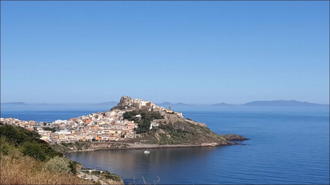 La ville de Castelsardo et son château, perché sur son promontoire. Une des plus belles villes de Sardaigne (de l’extérieur comme de l’intérieur en plus) !