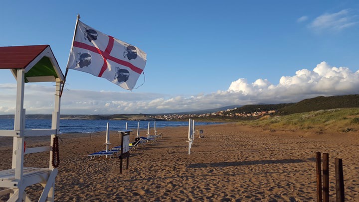 La plage à l’entrée d’Alghero le soir tombé nous offre un agréable moment de détente