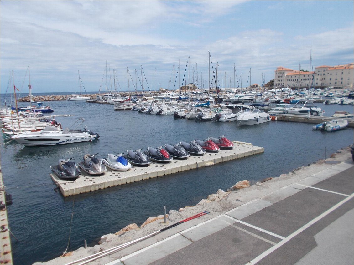 Le port de plaisance côté calme...