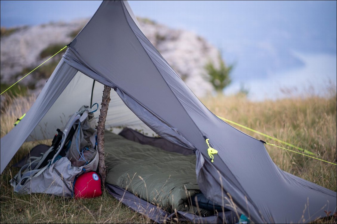 En mode tarp, sans bâtons, c'est un record de légèreté : 300g. Bon en fait, j'avais oublié mes bâtons de rando à la maison...! Comme quoi, on peut toujours s'en sortir...
À droite du sac de couchage, il y a un espace suffisant pour stocker des affaires (les mètres carrés qui ne sont pas loi Carrez).