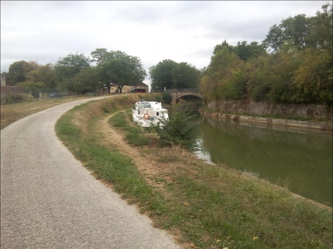 Canal de Bourgogne.