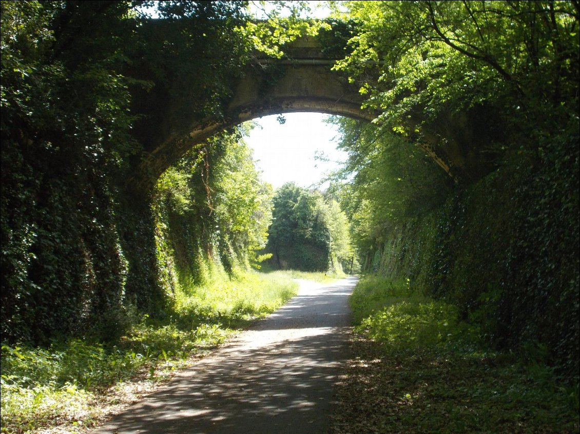 Un des nombreux ponts qui traversent la voie.