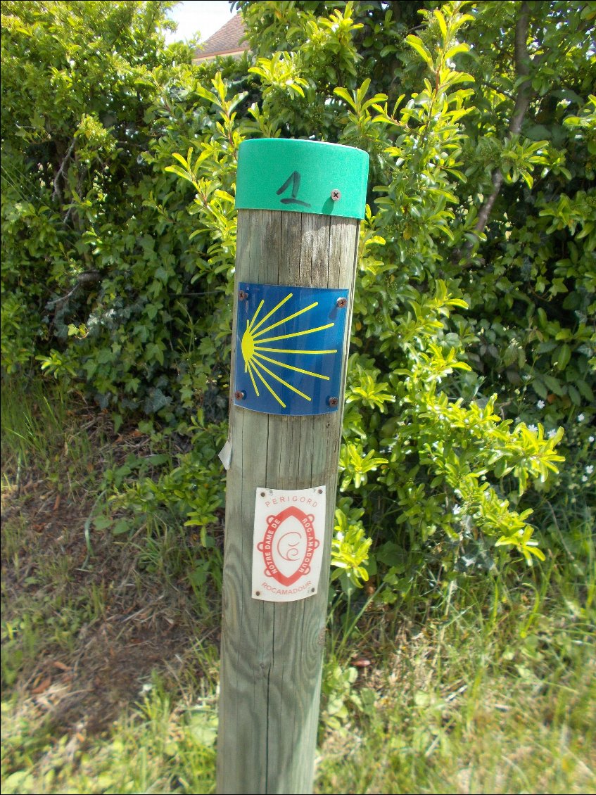 Ah, je connais ce symbole jaune et bleu !
En dessous, une balise du chemin Bergerac/Rocamadour, pour bientôt...